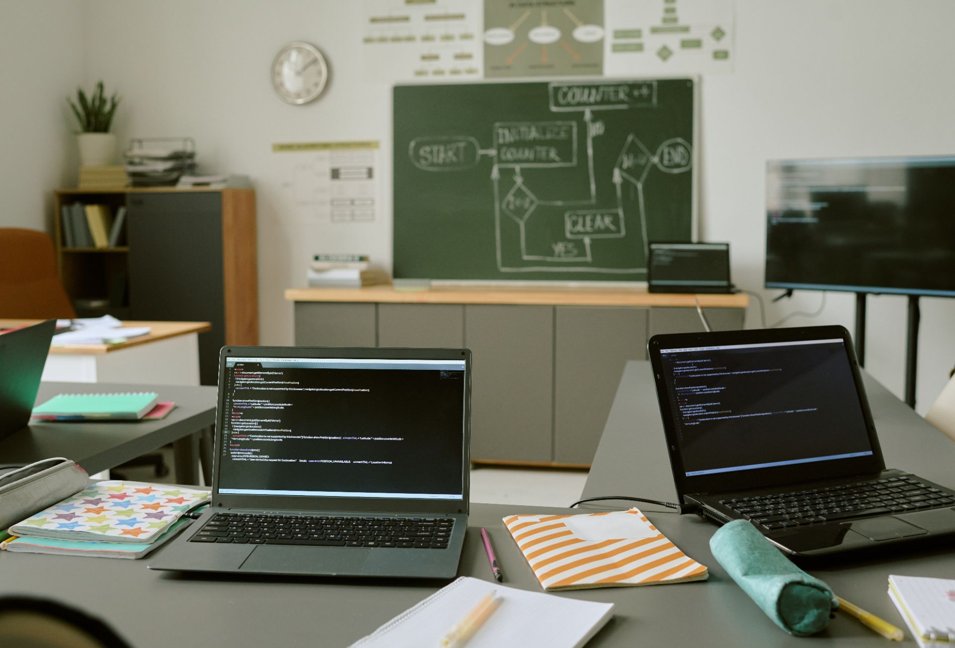Training classroom set up with laptops and a process flowchart for a CFD course